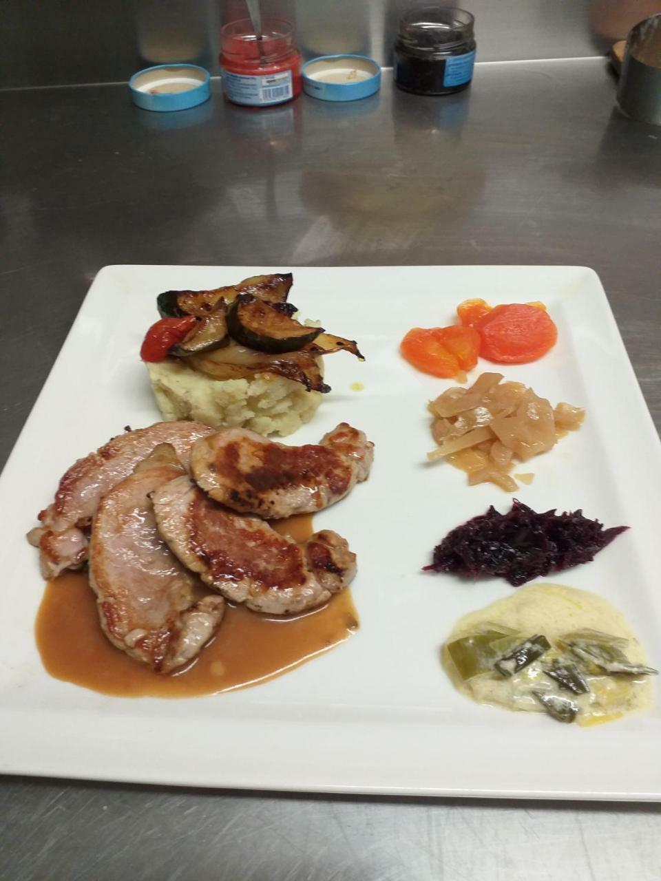 Logis Hotel Restaurant De La Dore Vertolaye Eksteriør billede